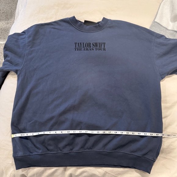 Taylor Swift Eras Tour Blue Crewneck Sweatshirt - XL - International Dates - Picture 8 of 8